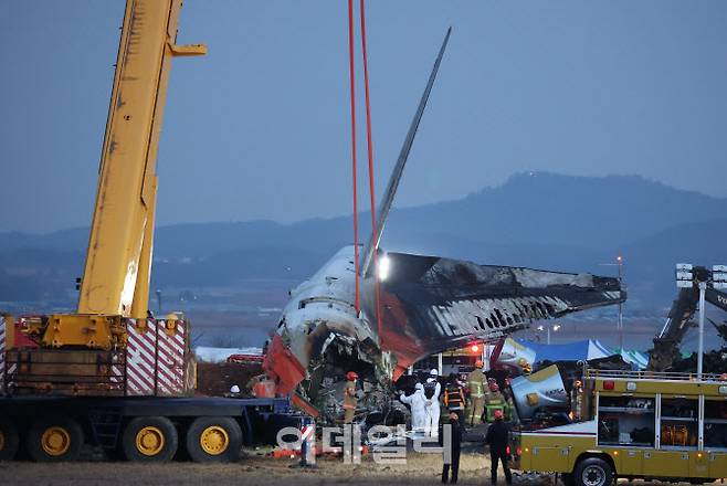 전남 무안군 무안국제공항에서 탑승객 181명을 태운 여객기가 착륙 중 활주로를 이탈하는 사고가 발생했다. 이날 오후 소방 당국이 사고 수습작업을 하고 있다. (사진=이데일리 노진환 기자)