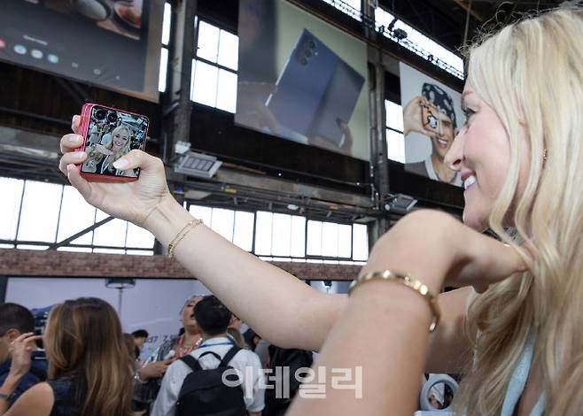 지난 10일(현지시간) 미국 뉴욕 브루클린 듀갈 그린하우스에서 개최된 삼성전자 하반기 ‘갤럭시 언팩 2025’에서 관람객이 ‘갤럭시 Z 플립7’을 체험하고 있다.(사진=삼성전자)