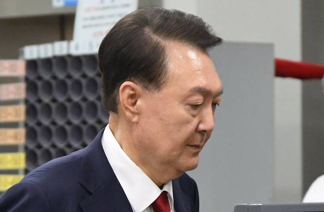 12.3 비상계엄 사태 관련 내란 혐의를 받는 윤석열 전 대통령이 9일 서울 서초구 서울중앙지방법원에서 구속 전 피의자 심문(영장실질심사)을 마치고 법원을 나서고 있다. (사진=연합뉴스)