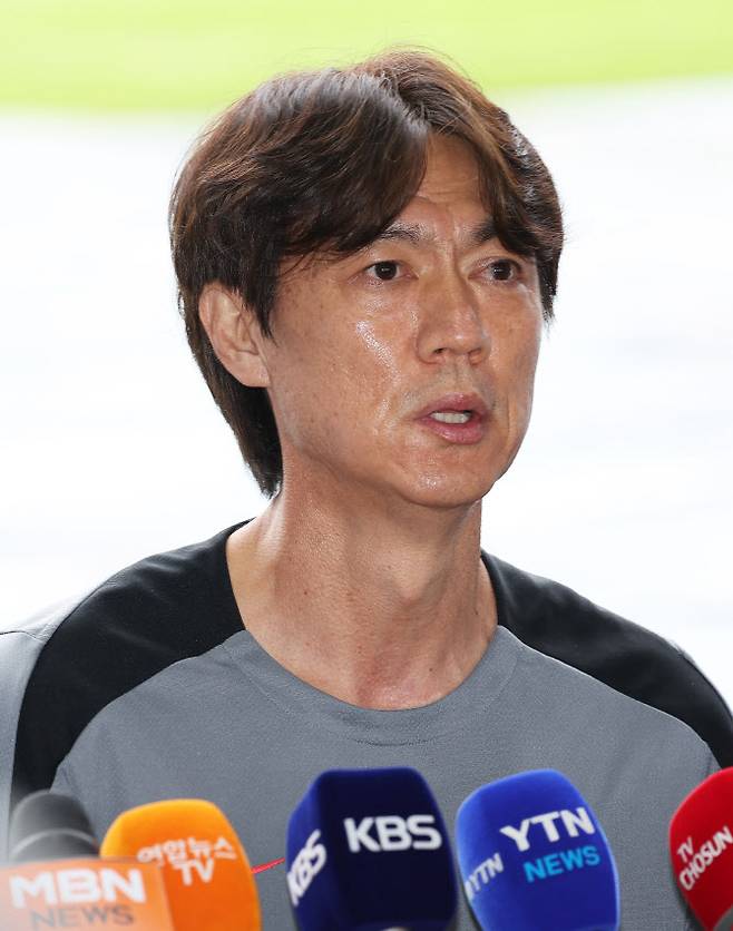 질문에 답하는 홍명보 감독(사진=연합뉴스)