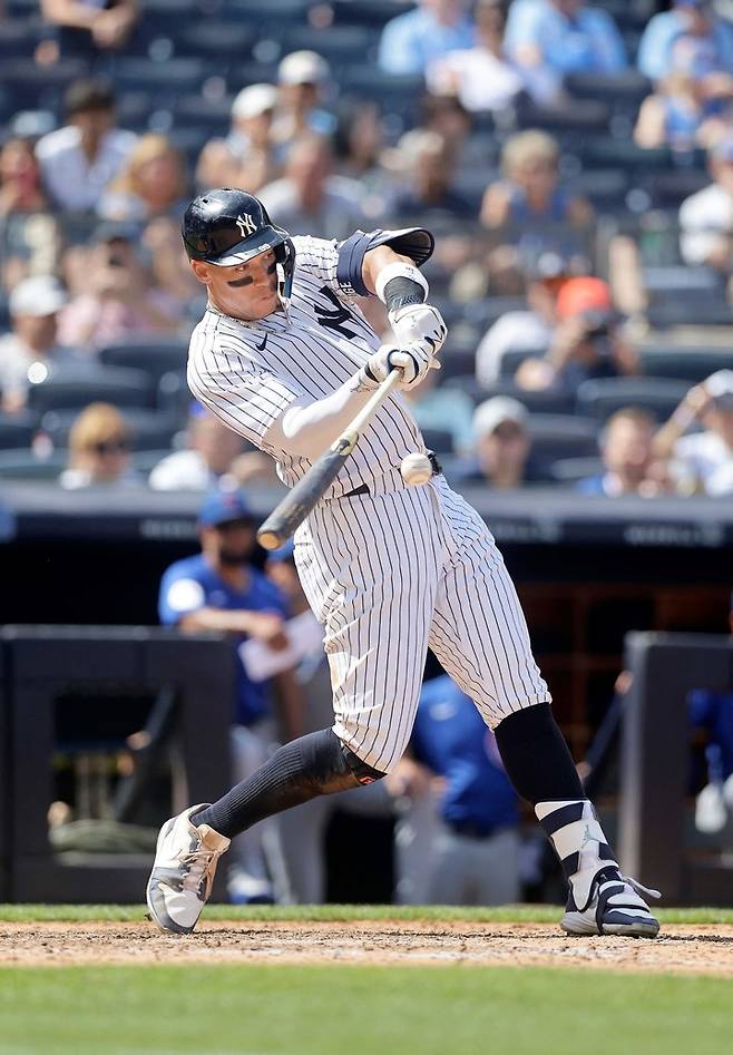 2025년 7월 12일 미국 뉴욕시 양키 스타디움에서 열린 시카고 컵스와의 경기 9회 말, 뉴욕 양키스의 애런 저지(99번)가 2점 홈런을 때려내고 있다