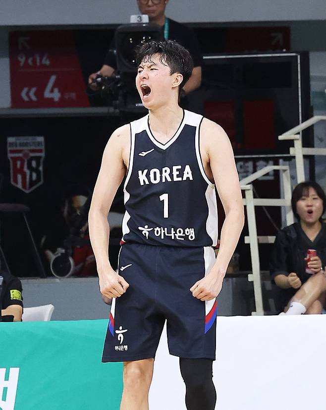 13일 경기도 안양정관장아레나에서 열린 일본과 평가전에서 득점한 뒤 포효하는 이현중