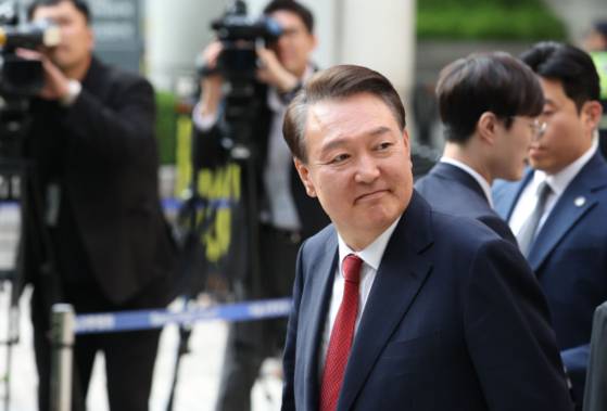 지난 5월 26일 서울중앙지법에서 열린 내란 우두머리 혐의 등 사건 5차 공판을 마친 후 지지자들을 바라보며 법정을 나서는 윤석열 전 대통령 모습. 〈사진=사진공동취재단·연합뉴스〉