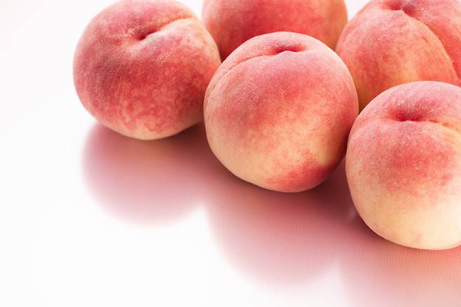 여름이 제철인 복숭아에는 비타민C와 칼륨 등 각종 영양소가 풍부해 혈압, 콜레스테롤을 낮추고, 각종 질병을 예방하는 데 도움이 된다. [사진=게티이미지뱅크]