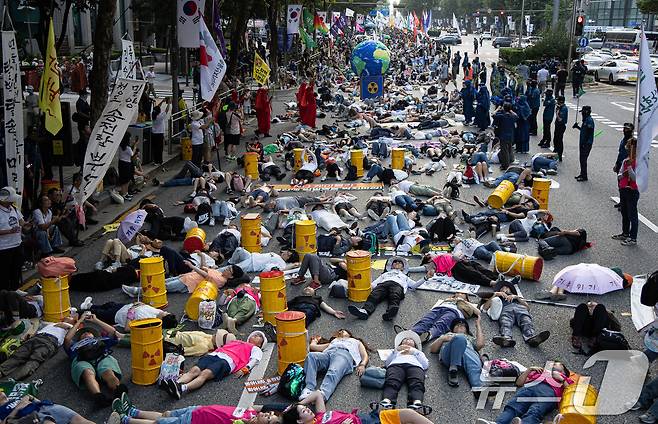 지난해 기후정의행진에서 참가자들이 다이인(die-in) 퍼포먼스를 하고 있다.ⓒ News1 이재명 기자