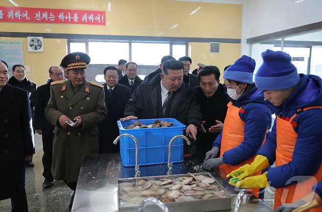 (평양 노동신문=뉴스1) 지난해 12월 28일 김정은 북한 노동당 총비서가 신포시 바닷가 양식사업소 준공식에 참석한 모습. [국내에서만 사용가능. 재배포 금지. DB 금지. For Use Only in the Republic of Korea. Redistribution Prohibited] rodongphoto@news1.kr