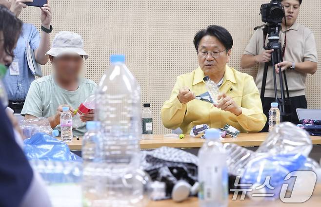 강기정 광주시장이 지난해 8월 1일 오후 광산구 송정1동행정복지센터를 찾아 송정1동 자원재생활동단 노인들과 투명페트병 라벨제거 작업을 함께하고 있다.(광주시 제공. 재판매 및 DB 금지)
