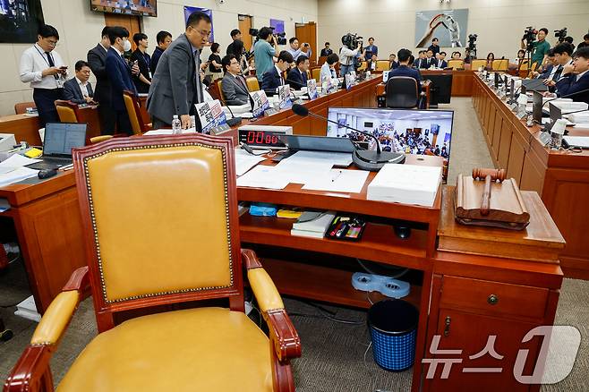 14일 오전 서울 여의도 국회 과학기술정보방송통신위원회에서 배경훈 과학기술정보통신부 장관 후보자 인사청문회가 시작 전 파행을 빚고 있다. 이날 국민의힘 의원들이 의원석에 최민희 위원장 비판 문구가 적힌 피켓을 붙이자 최 위원장이 산회를 선언했다. 2025.7.14/뉴스1 ⓒ News1 안은나 기자