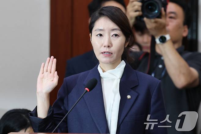 강선우 여성가족부 장관 후보자가 14일 서울 여의도 국회에서 열린 인사청문회에 출석해 선서하고 있다. 2025.7.14/뉴스1 ⓒ News1 유승관 기자