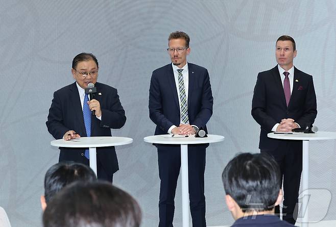 14일 서울 강남 압구정동에 오픈한 마이바흐 브랜드 센터 서울에서 노재봉 HS효성더클래스 대표이사(왼쪽부터)와 마티아스 가이젠 메르세데스-벤츠 그룹 AG 이사회 멤버 및 마케팅·세일즈 총괄, 마티아스 바이틀 메르세데스-벤츠 코리아 대표이사가 브랜드 전략 설명 및 질의 답변을 하고 있다. ⓒ News1 장수영 기자