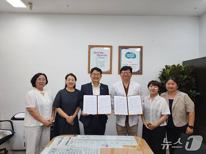 광주시가 ‘장기요양 재택의료센터 시범 사업’을 추진하기로 하고 14일 한울정신건강의학과의원과 업무협약을 체결했다.(광주시 제공)