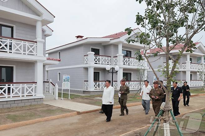 북한 노동당 기관지 노동신문은 14일 당 기관지 노동신문은 14일 "김정은 동지께서 지난 13일 낙원군 바닷가양식사업소건설장을 현지지도했다＂고 보도했다. 김 총비서는 이날 건설이 완료된 살림집들도 돌아보고 군인 건설자들의 수고를 높이 평가했다. [국내에서만 사용가능. 재배포 금지. DB 금지. For Use Only in the Republic of Korea. Redistribution Prohibited] rodongphoto@news1.kr