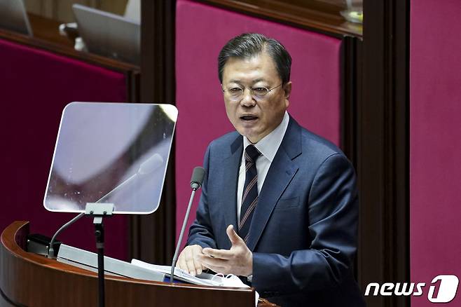 문재인 대통령이 25일 서울 여의도 국회 본회의장에서 2022년도 예산안 시정연설을 하고 있다. 2021.10.25/뉴스1 ⓒ News1 이광호 기자