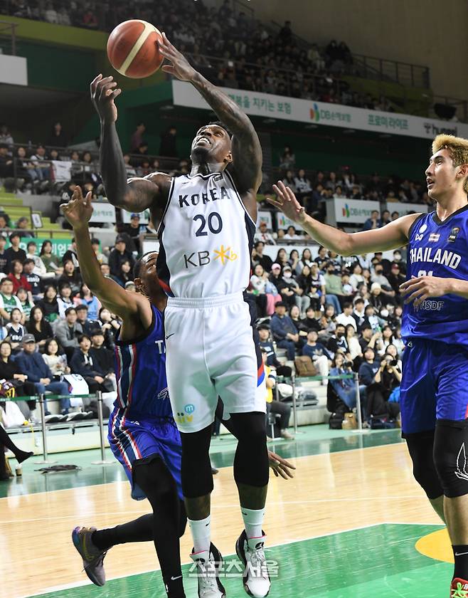 남자농구 대표팀 라건아(가운데)가 지난해 원주종합체육관에서 열린 2025 아시아컵 예선 태국과 예선 경기에서 골밑슛을 하고 있다. 원주 | 박진업 기자 upandup@sportsseoul.com