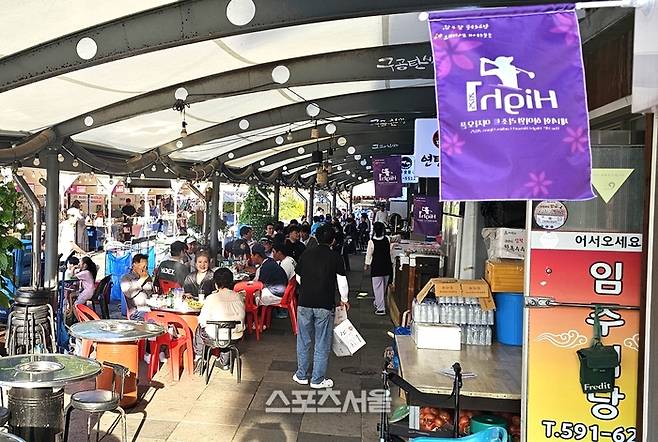 하이원CC 인근 고한시장은 대회 기간 동안 점포 등에 하이원리조트 여자오픈 플래그를 걸어 자연스러운 홍보에 동참했다. 시장이 관광객으로 모처럼 북적이고 있다. 사진 | 정선=장강훈 기자 zzang@sportsseoul.com