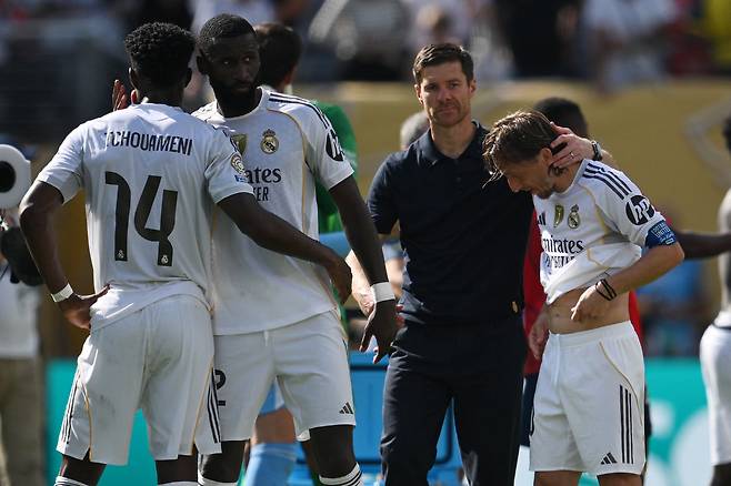Real Madrid's French midfielder #14 Aurelien Tchouameni, German defender #22 Antonio Ruediger, Spanish coach Xabi Alonso and Croatian midfielder #10 Luka Modric react at the end of the FIFA Club World Cup 2025 semifinal football match between France's Paris Saint-Germain and Spain's Real Madrid at the MetLife stadium in East Rutherford, New Jersey on July 9, 2025. (Photo by ANGELA WEISS / AFP)<저작권자(c) 연합뉴스, 무단 전재-재배포, AI 학습 및 활용 금지>