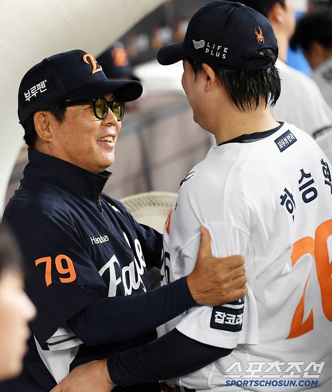 12일 대전 한화생명볼파크에서 열린 한화 이글스와 두산 베어스의 경기. 한화 양상문 코치가 한승혁을 격려하고 있다. 대전=박재만 기자 pjm@sportschosun.com/2025.06.12/