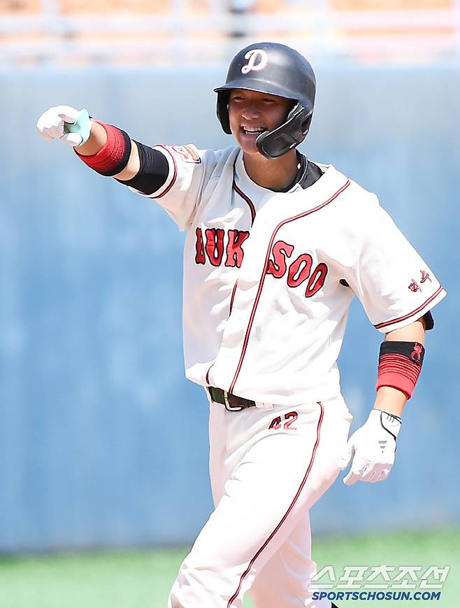 12일 서울 목동구장에서 열린 제80회 청룡기 고교야구선수권 대회 및 주말리그 왕중왕전 부산고와 덕수고의 결승전. 1회말 2사 1루 덕수고 설재민(42)이 투런포를 친 후 환호하고 있다. 목동=정재근 기자 cjg@sportschosun.com/2025.7.12/