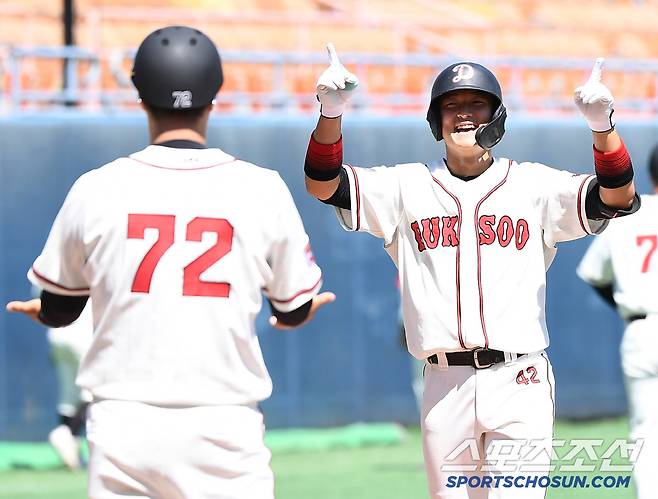 12일 서울 목동구장에서 열린 제80회 청룡기 고교야구선수권 대회 및 주말리그 왕중왕전 부산고와 덕수고의 결승전. 1회말 2사 1루 덕수고 설재민(42)이 투런포를 친 후 환영받고 있다. 목동=정재근 기자 cjg@sportschosun.com/2025.7.12/