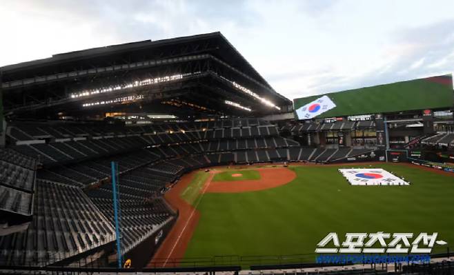 니혼햄은 13일 에스콘필드 지붕을 열고 오릭스전을 시작했다. 쌀쌀한 날씨 때문에 5회 종료 후 지붕을 닫았다. 스포츠조선DB