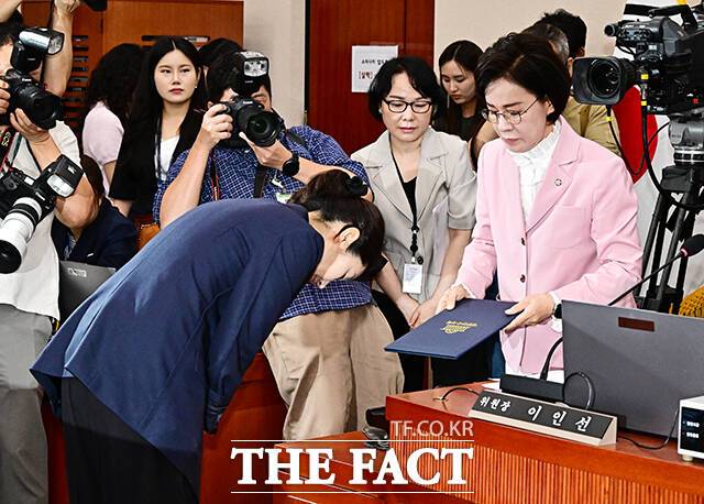 이인선 위원장에게 인사하는 강선우 여성가족부 장관 후보자.