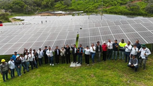 : 온두라스 과나하섬 그린에너지섬에서 온fn라스와 KIAT 관계자들이 기념촬영을 하고 있다.