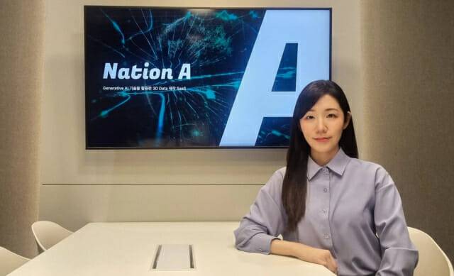 유수연  네이션에이 대표가 회사 CI를 배경으로 포즈를 취하고 있다.
