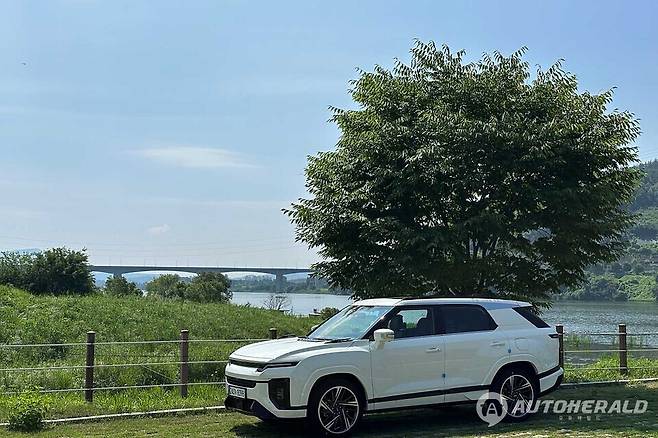 KG모빌리티 액티언 하이브리드는 순수전기차와 유사한 주행 질감이 특징이다(오토헤럴드 김훈기 기자)