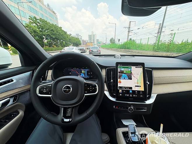 부분변경 볼보 XC90의 가격은 마일드 하이브리드 B6 AWD Plus 트림 8820만 원, 플러그인 하이브리드 T8 AWD Ultra 1억 1620만 원이다. (오토헤럴드 김흥식 기자)