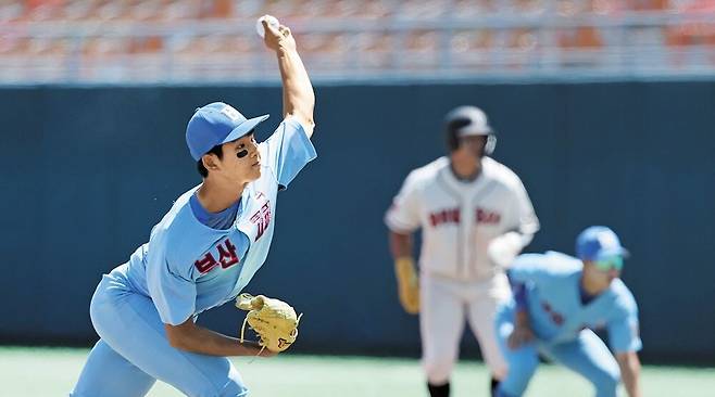 ‘부산고 오타니’ 하현승이 12일 청룡기 결승전에서 역투하고 있다./장경식 기자