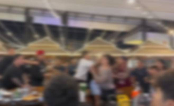 태국 파타야의 한 훠궈 식당에서 한국인 관광객들이 심한 몸싸움을 벌이는 등 난동을 부려 현지 경찰에 체포됐다. /틱톡