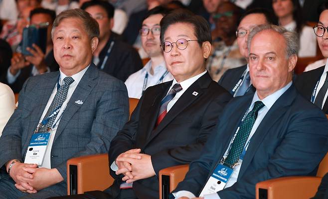 이재명 대통령이 13일 서울 강남구 코엑스에서 열린 2025 세계정치학회(IPSA) 서울총회 개막식에 참석하고 있다./연합뉴스