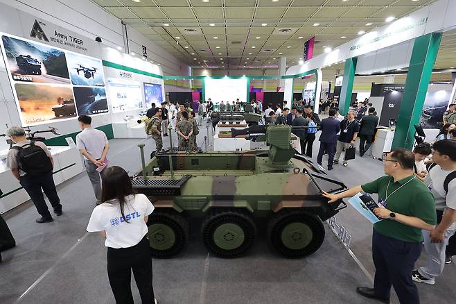 9일 서울 강남구 코엑스에서 열린 2025 무인이동체산업엑스포에서 관람객들이 국군 홍보 부스 내 다목적 무인차량 'HR-셰르파' 를 살펴보고 있다. /연합뉴스