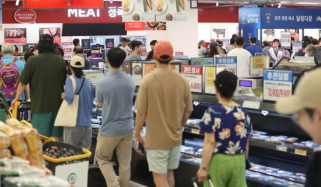 서울의 한 이마트 매장에서 시민들이 돼지고기를 구매하기 위해 줄을 서 있다. /연합뉴스