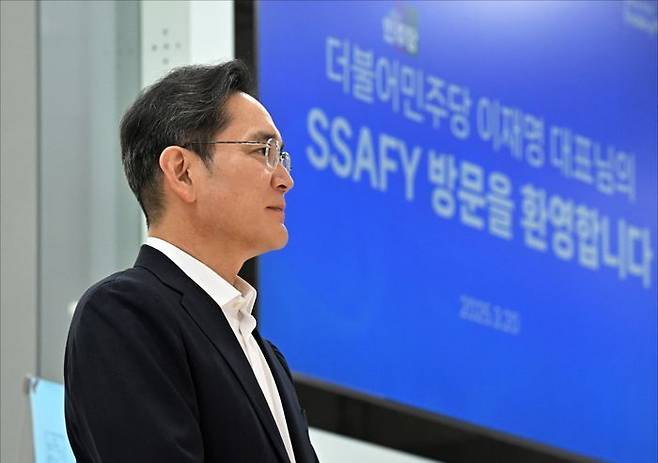 이재용 삼성전자 회장이 3월 20일 서울 강남구 멀티캠퍼스 역삼 SSAFY 서울캠퍼스에서 열린 청년 취업 지원을 위한 현장 간담회에 참석해 이재명 더불어민주당 대표를 기다리고 있다. ⓒ데일리안 홍금표 기자