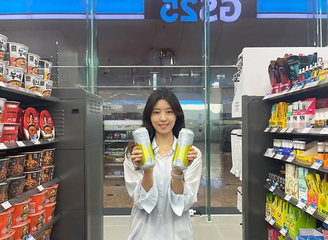 모델이 안성재 셰프가 선택한 '소비뇽레몬블랑하이볼 500ml'을 들고 포즈를 취하고 있다.ⓒGS25