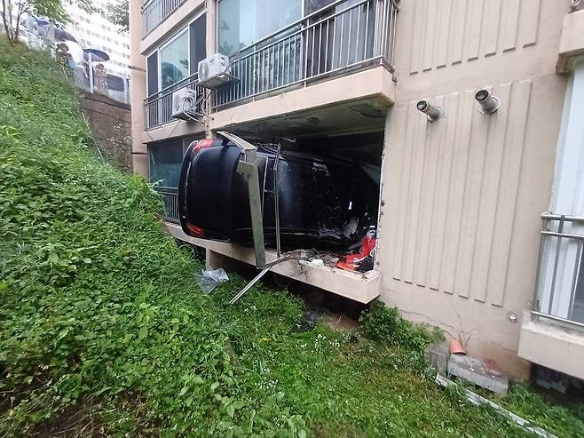 아파트 1층으로 돌진한 승용차(천안동남소방서 제공). 뉴스1