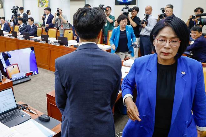 14일 오전 서울 여의도 국회 과학기술정보방송통신위원회에서 열린 배경훈 과학기술정보통신부 장관 후보자 인사청문회에서 최민희 위원장이 국민의힘 ‘최민희 독재 OUT 이재명은 협치하라’ 피켓에 산회를 선포한 뒤 퇴장하고 있다. 2025.7.14/뉴스1