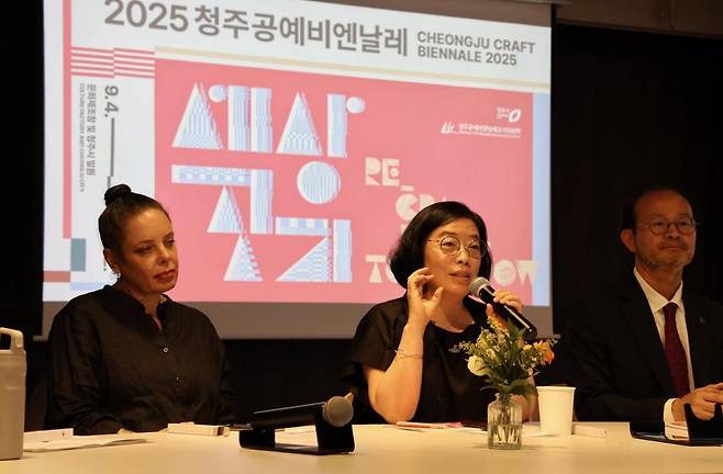 14일 오전 서울 아트코라아랩에서 열린 ‘청주공예비엔날레 D-50 프레스데이’ 행사에서 강재영 예술감독(가운데)이 전시 방향에 대해 설명하고 있다. 왼쪽은 본전시 참여 작가 모나 오렌. 청주공예비엔날레 조직위원회 제공