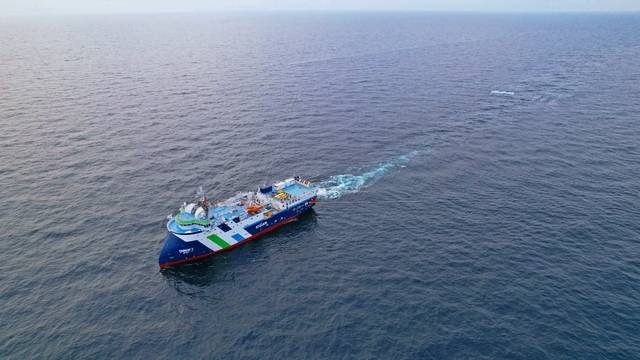 탐해3호가 동해에서 스트리머 장비를 활용해 탄성파 탐사를 수행하고 있다. 한국지질자원연구원 제공.