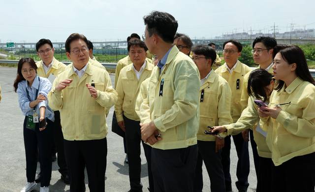 이재명 대통령이 오송 참사 2주기를 하루 앞둔 14일 충북 청주시 오송읍 궁평2지하차도를 방문해 미호강 신규 제방 현황을 점검하고 있다.  지난 2023년 7월 15일 오송 궁평2지하차도가 인근 미호강 범람으로 침수되면서 14명이 숨졌다.<대통령실통신사진기자단·연합뉴스>