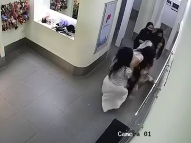 오늘 오후 베트남 하노이에서 한국여자 2명이 베트남 여자 폭행