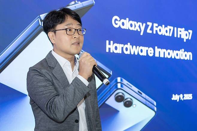 삼성전자 MX사업부 강민석 상무가 지난 10일(현지시간) 미국 뉴욕에서 갤럭시 하드웨어 혁신에 대해 브리핑하고 있다. 삼성전자 제공