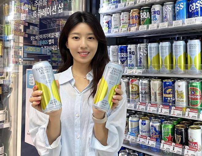 모델이 '소비뇽레몬블랑하이볼500ml'을 들고 포즈를 취하고 있다. GS리테일 제공
