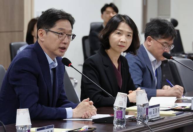 김경수 지방시대위원회 위원장(왼쪽)이 14일 서울 종로구 정부서울청사 창성동 별관에서 열린 국정기획위원회-지방시대위원회 간담회에서 발언을 하고 있다. 사진=뉴시스