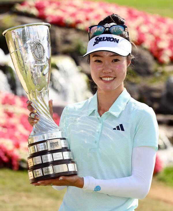 2025년 미국여자프로골프(LPGA) 투어 메이저 골프대회 아문디 에비앙 챔피언십 연장전에서 지노 티띠꾼을 꺾고 우승을 차지한 교포 선수 그레이스 김(호주)이 우승 트로피를 들고 기념 촬영하는 모습이다. 사진제공=MILLEREAU Philippe_아문디 에비앙 챔피언십 2025