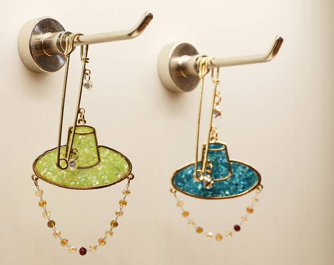 뮷즈 ‘갓 브로치’ 백소아 기자 thanks@hani.co.kr