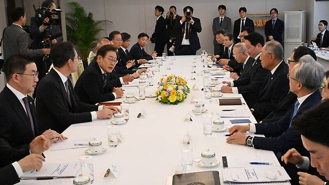 이재명 대통령이 6월13일 서울 용산 대통령실청사에서 열린 경제 6단체와 기업인 간담회에서 발언하고 있다. 대통령실사진기자단