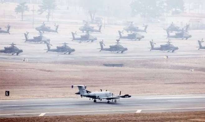 지난 3월 10일부터 20일까지 정례적 한미연합훈련인 ‘자유의 방패’(FS·Freedom Shield)가 실시되는 가운데, 연습을 하루 앞둔 9일 경기도 평택시 캠프 험프리스에서 알시(RC)-12엑스(X) 가드레일 정찰기가 이륙하고 있다. 연합뉴스