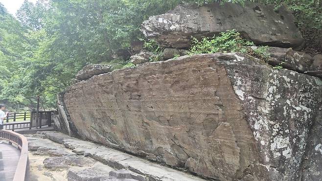 지난 13일 찾은 울산 울주군 두동면 천전리 명문과 암각화. 이곳은 울타리를 넘어 비교적 가까운 거리에서 암각화를 관찰할 수 있다. 주성미 기자